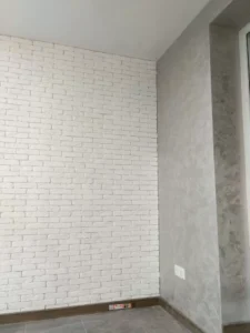 Стіна декорирована гіпсовою цеглою
